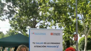 Enfermeras del Teatro de la Salud con el roll up de salud comunitaria